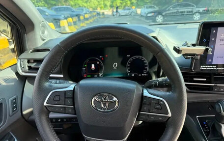 Toyota Sienna, 2022 год, 3 210 000 рублей, 14 фотография