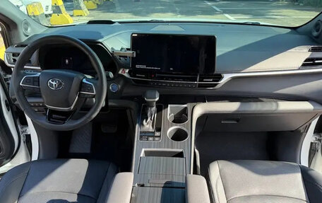 Toyota Sienna, 2022 год, 3 210 000 рублей, 9 фотография