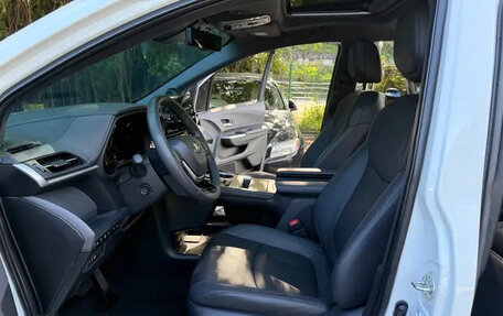 Toyota Sienna, 2022 год, 3 210 000 рублей, 8 фотография