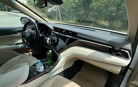 Toyota Camry, 2019 год, 2 600 000 рублей, 10 фотография