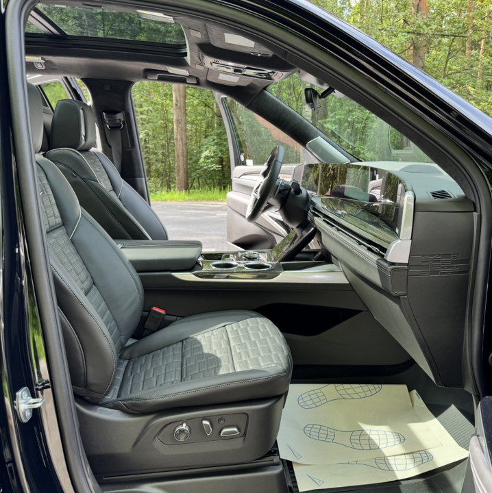 Cadillac Escalade V, 2025 год, 28 000 000 рублей, 17 фотография
