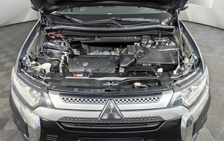 Mitsubishi Outlander III рестайлинг 3, 2018 год, 1 815 000 рублей, 18 фотография