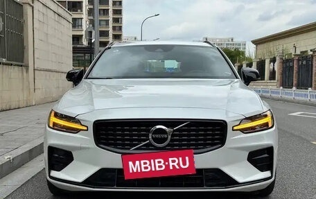 Volvo V60 II, 2022 год, 3 250 000 рублей, 2 фотография