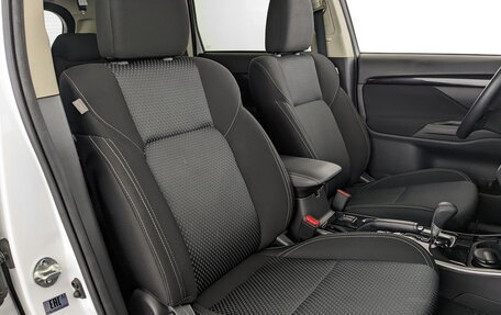 Mitsubishi Outlander III рестайлинг 3, 2021 год, 2 450 000 рублей, 7 фотография