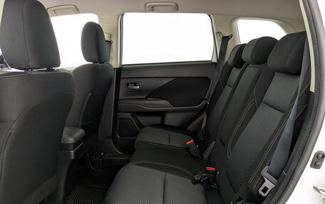 Mitsubishi Outlander III рестайлинг 3, 2021 год, 2 450 000 рублей, 2 фотография