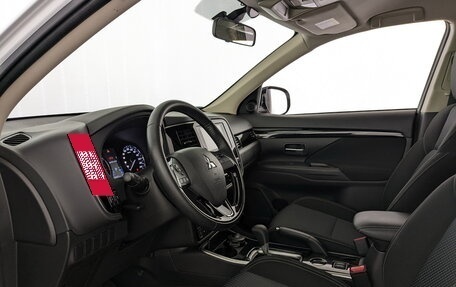 Mitsubishi Outlander III рестайлинг 3, 2021 год, 2 450 000 рублей, 3 фотография