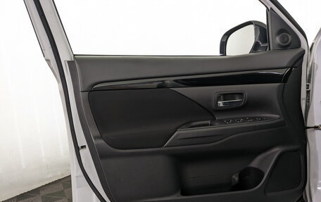 Mitsubishi Outlander III рестайлинг 3, 2021 год, 2 450 000 рублей, 10 фотография