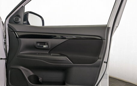 Mitsubishi Outlander III рестайлинг 3, 2021 год, 2 450 000 рублей, 14 фотография