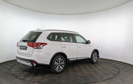 Mitsubishi Outlander III рестайлинг 3, 2021 год, 2 450 000 рублей, 19 фотография