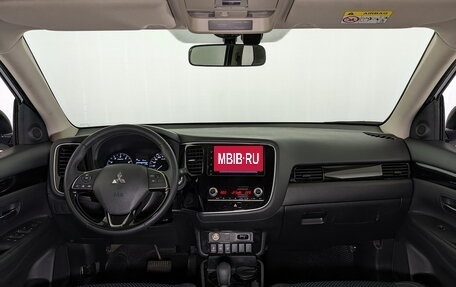 Mitsubishi Outlander III рестайлинг 3, 2021 год, 2 450 000 рублей, 17 фотография