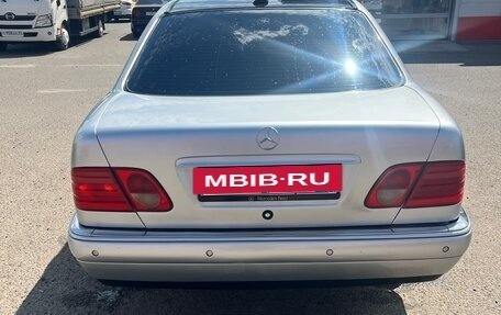 Mercedes-Benz E-Класс, 1998 год, 610 000 рублей, 2 фотография