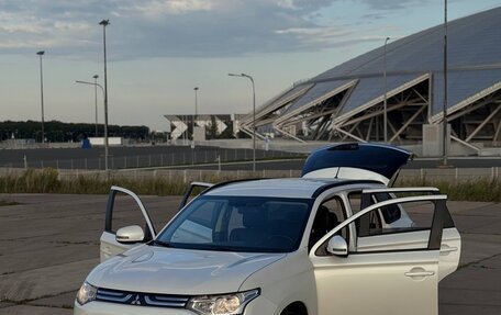 Mitsubishi Outlander III рестайлинг 3, 2013 год, 1 250 000 рублей, 9 фотография