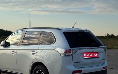 Mitsubishi Outlander III рестайлинг 3, 2013 год, 1 250 000 рублей, 7 фотография