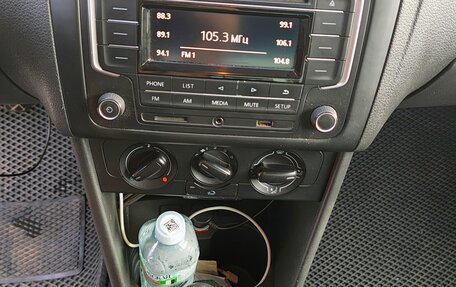 Volkswagen Polo VI (EU Market), 2011 год, 550 000 рублей, 32 фотография