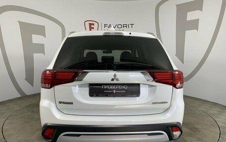 Mitsubishi Outlander III рестайлинг 3, 2019 год, 1 824 000 рублей, 3 фотография