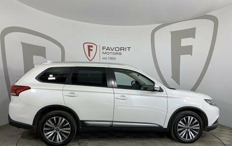 Mitsubishi Outlander III рестайлинг 3, 2019 год, 1 824 000 рублей, 4 фотография