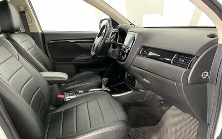 Mitsubishi Outlander III рестайлинг 3, 2019 год, 1 824 000 рублей, 14 фотография