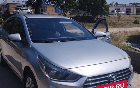 Hyundai Solaris II рестайлинг, 2017 год, 900 000 рублей, 2 фотография