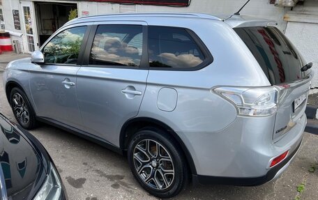 Mitsubishi Outlander III рестайлинг 3, 2014 год, 1 700 000 рублей, 4 фотография