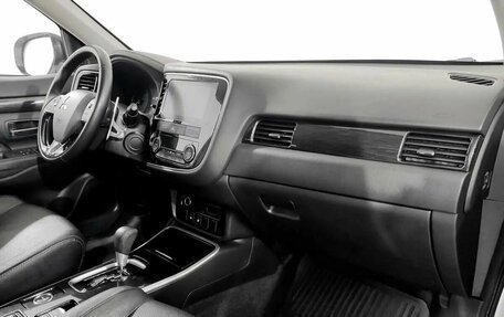 Mitsubishi Outlander III рестайлинг 3, 2017 год, 1 650 000 рублей, 11 фотография