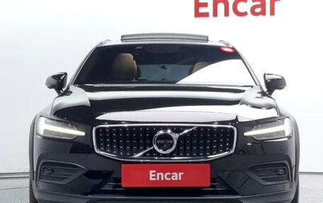 Volvo V60 Cross Country II, 2021 год, 3 851 999 рублей, 2 фотография