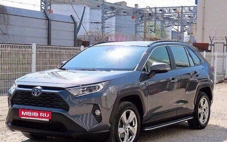 Toyota RAV4, 2021 год, 1 999 000 рублей, 2 фотография