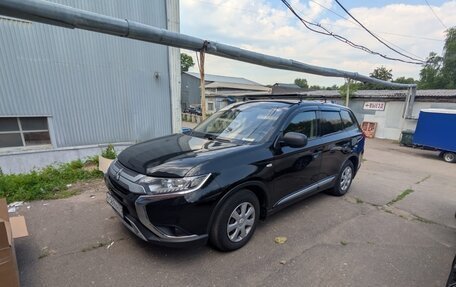 Mitsubishi Outlander III рестайлинг 3, 2020 год, 1 600 000 рублей, 2 фотография