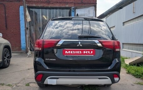 Mitsubishi Outlander III рестайлинг 3, 2020 год, 1 600 000 рублей, 3 фотография