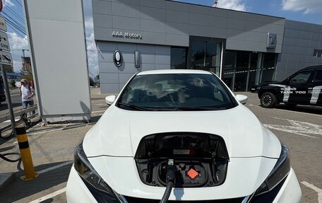 Nissan Leaf II, 2018 год, 2 000 000 рублей, 6 фотография