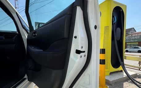 Nissan Leaf II, 2018 год, 2 000 000 рублей, 9 фотография