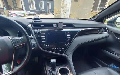 Toyota Camry, 2018 год, 2 850 000 рублей, 7 фотография