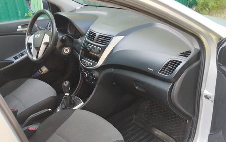 Hyundai Solaris II рестайлинг, 2011 год, 550 000 рублей, 14 фотография