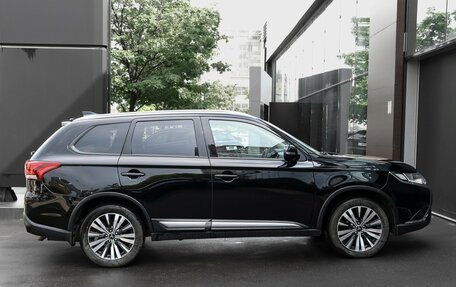 Mitsubishi Outlander III рестайлинг 3, 2019 год, 1 997 000 рублей, 4 фотография