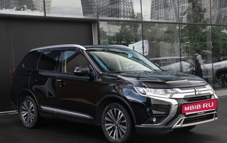 Mitsubishi Outlander III рестайлинг 3, 2019 год, 1 997 000 рублей, 3 фотография