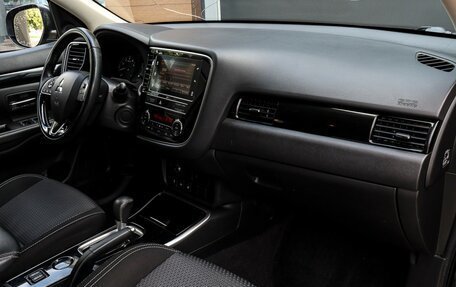 Mitsubishi Outlander III рестайлинг 3, 2019 год, 1 997 000 рублей, 9 фотография