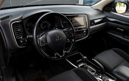 Mitsubishi Outlander III рестайлинг 3, 2019 год, 1 997 000 рублей, 14 фотография