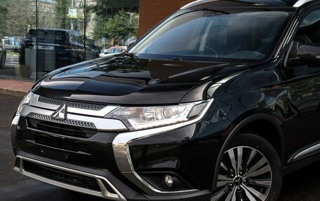 Mitsubishi Outlander III рестайлинг 3, 2019 год, 1 997 000 рублей, 21 фотография