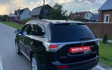 Mitsubishi Outlander III рестайлинг 3, 2013 год, 1 300 000 рублей, 2 фотография