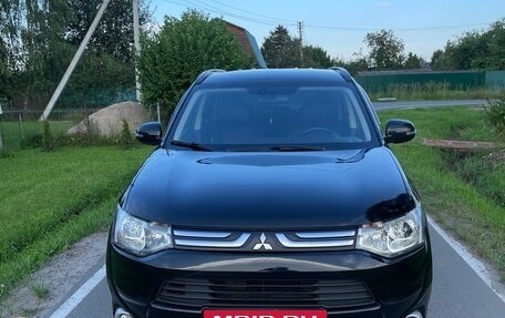 Mitsubishi Outlander III рестайлинг 3, 2013 год, 1 300 000 рублей, 9 фотография