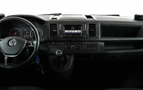 Volkswagen Caravelle T6 рестайлинг, 2017 год, 2 850 000 рублей, 5 фотография