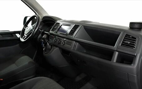 Volkswagen Caravelle T6 рестайлинг, 2017 год, 2 850 000 рублей, 11 фотография