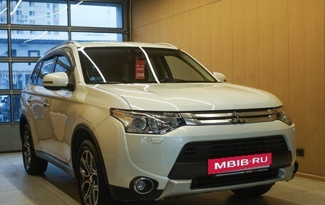 Mitsubishi Outlander III рестайлинг 3, 2014 год, 1 649 000 рублей, 2 фотография