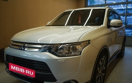 Mitsubishi Outlander III рестайлинг 3, 2014 год, 1 649 000 рублей, 4 фотография