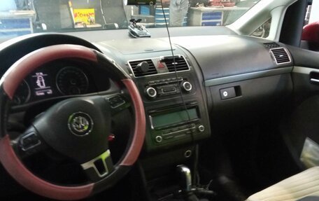 Volkswagen Touran III, 2010 год, 945 000 рублей, 5 фотография