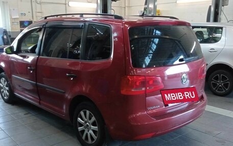 Volkswagen Touran III, 2010 год, 945 000 рублей, 4 фотография