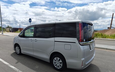 Toyota Noah III, 2018 год, 1 090 000 рублей, 4 фотография