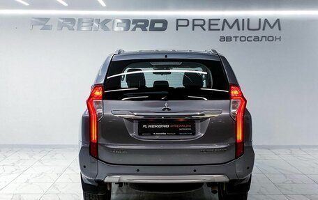 Mitsubishi Pajero Sport III рестайлинг, 2017 год, 2 899 000 рублей, 9 фотография