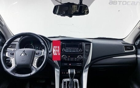 Mitsubishi Pajero Sport III рестайлинг, 2017 год, 2 899 000 рублей, 25 фотография
