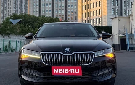 Skoda Superb III рестайлинг, 2022 год, 1 365 995 рублей, 2 фотография