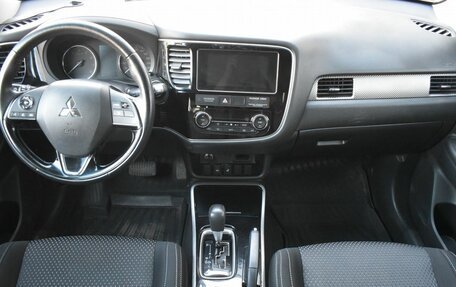 Mitsubishi Outlander III рестайлинг 3, 2018 год, 1 815 000 рублей, 12 фотография